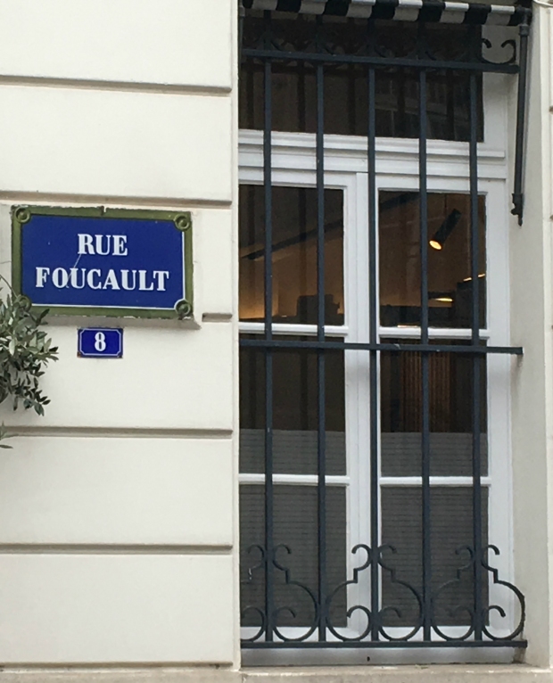 Navnet Foucoult på gadeskilt