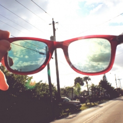 Udsyn på gade gennem briller