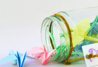 Dekorativt glas med farvet papirfugle