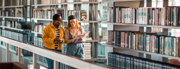 Historiestuderende kigger efter litteratur på biblioteket