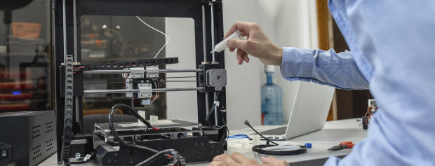 Studerende sætter 3D-printer op