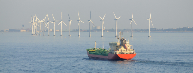 Skib på vandet med vindmøller i baggrunden