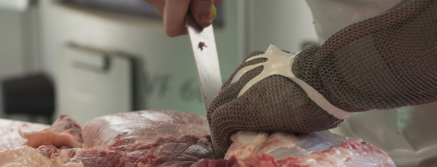 slagter arbejder med kød