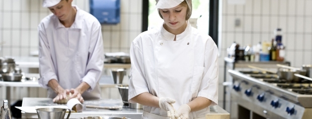 En elev i køkkenet sammen med en faglært