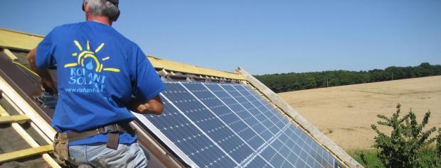 Vvs-energitekniker lærling monterer solfangere på tag