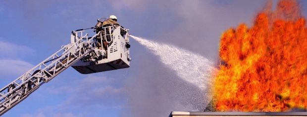 Brandmænd slukker brand i lastbil