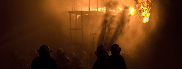 Brandmænd slukker stor brand