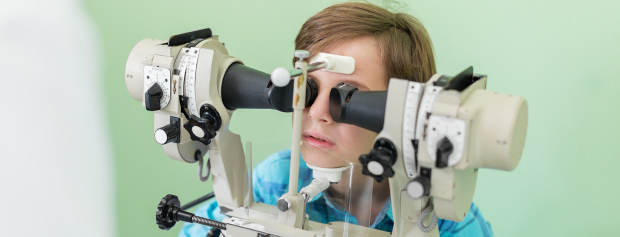 Skeleterapeut undersøger et barns syn