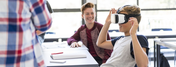 To elever - den ene med VR-briller