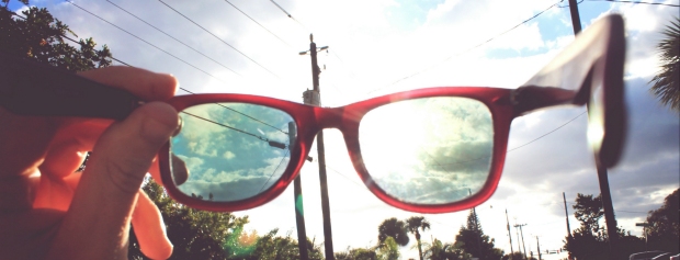 En gade set i nyt perspektiv gennem et par briller
