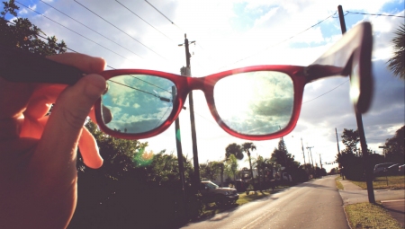 Udsyn på gade gennem briller